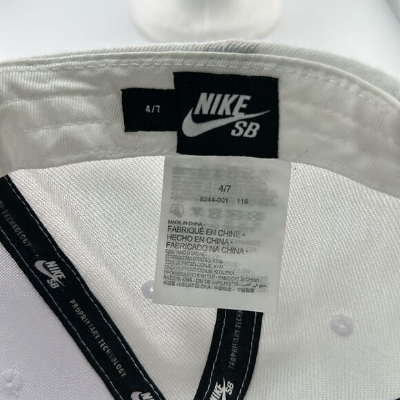 Kids Nike SB white SnapBack hat - Picture 4 of 4